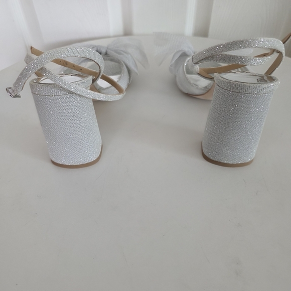 NWT Badgley Mischka Metallic Silver Tess Sandal - Picture 5 of 7